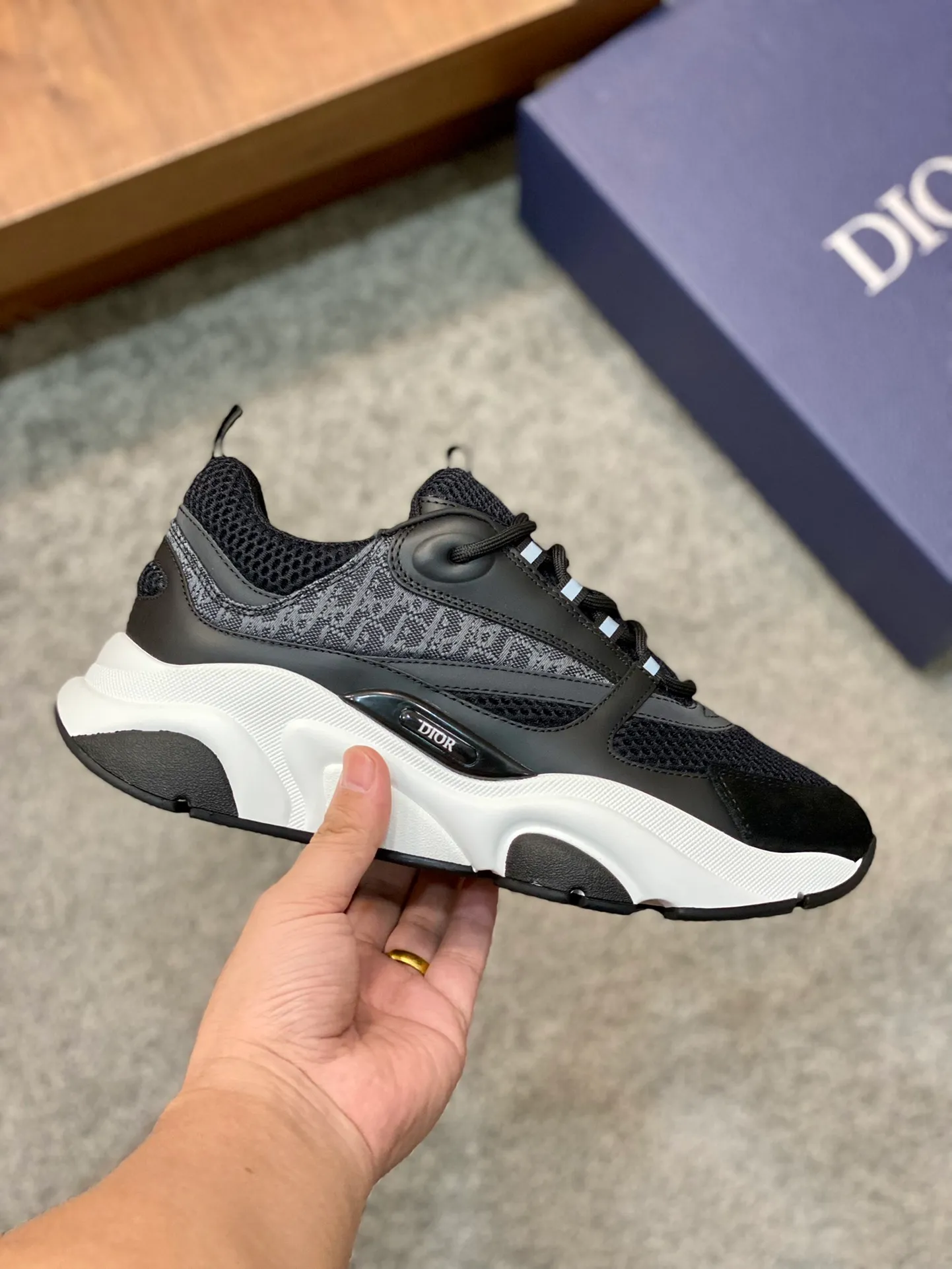 Factory price: 500💰 Dior B22 men's jogging fashion sneakers. This item draws inspiration from retro jogging shoes. It adopts a thick low-top design, with an upper made of leather and mesh fabric, and a black and white engraved rubber sole. The side is decorated with an embossed "Di~r" logo. Code number: 38-45 (38, 45, 46 can be customized)